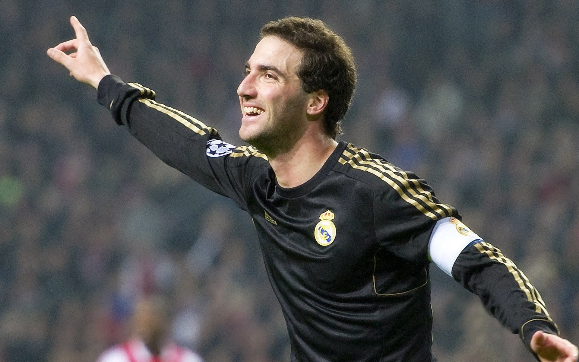 C罗带伤坚持比赛展现队长担当,c罗受的伤